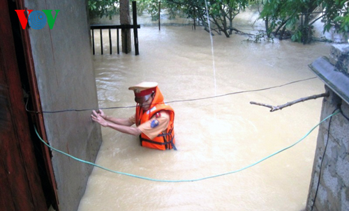 
	Cảnh sát lội vào nhà sơ tán người dân. Ảnh VOV.