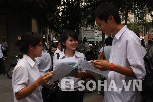 Gần 1 triệu thí sinh đã hoàn thành xong ngày thi tốt nghiệp đầu tiên với tâm trạng khá vui vẻ.