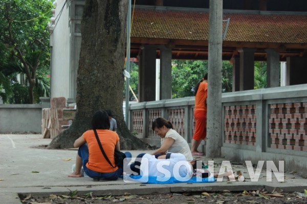 	Để lấy sức chiều đi thi, thí sinh ngả lưng chợp mắt ở trong chùa Láng (đường Chùa Láng) sau khi hoàn thành xong môn Toán.