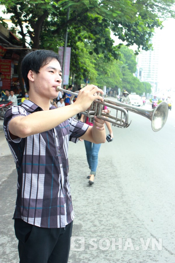 	Không ngại ngần thể hiện năng khiếu thổi kèn trumpet sau khi ra khỏi phòng thi. 