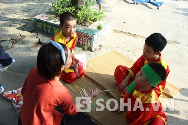 	Hàng trăm học sinh được thỏa thích chơi các trò chơi dân gian như ô ăn quan, nhảy lò cò hay viết thư pháp, làm đèn ông sao, làm tò he, vẽ mặt nạ, làm cây ước nguyện…