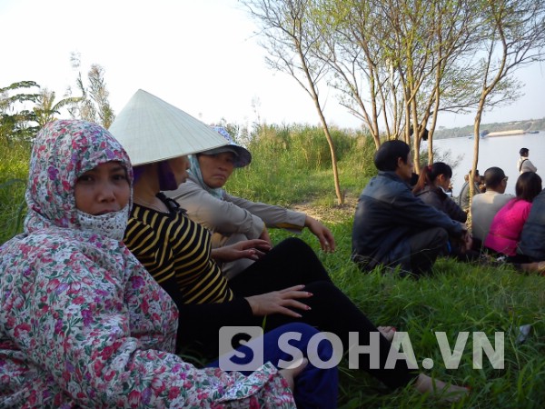 
	Đông đảo người dân đứng ngồi dọc bờ sông (phía chân cầu hướng về TP Việt Trì) để chứng kiến công việc tìm kiếm thi thể chị Huyền.