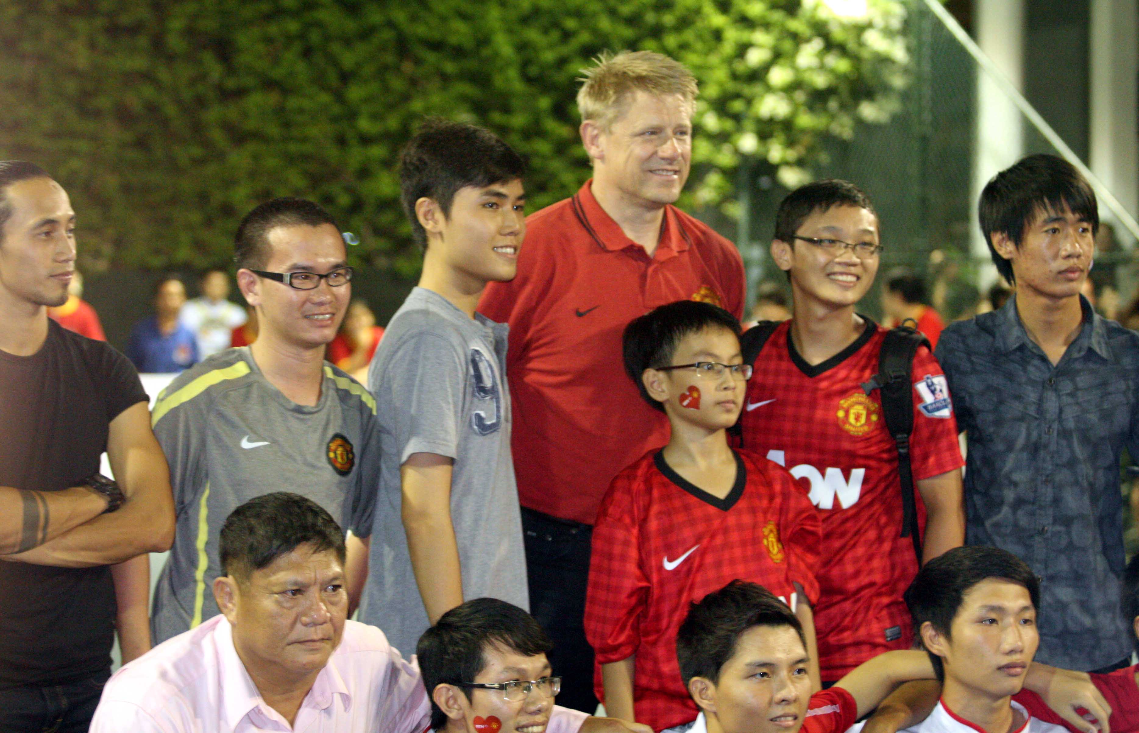 
	Thủ môn Peter Schmeichel chụp ảnh với NHM