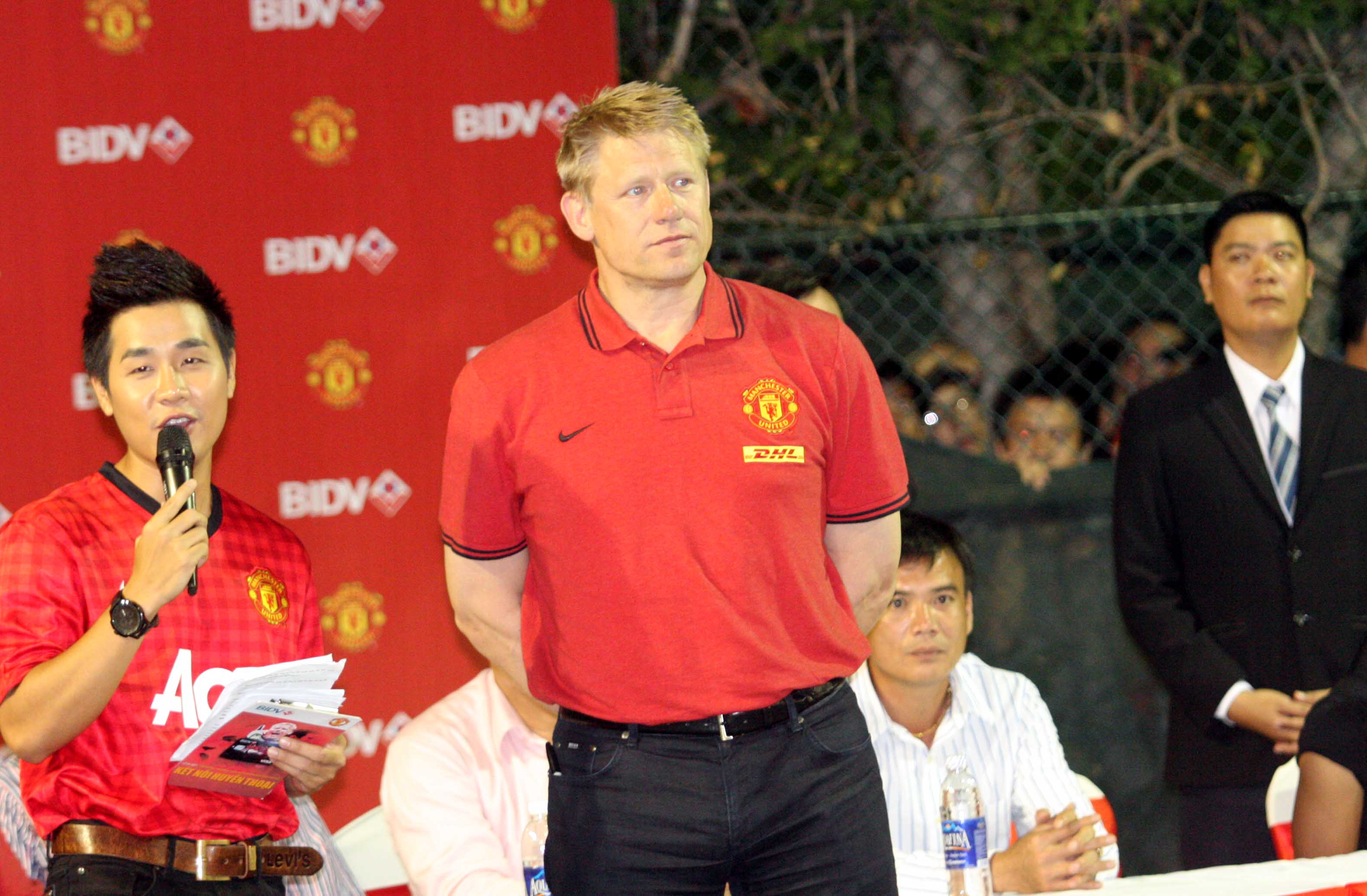 
	Peter Schmeichel chờ đợi các câu hỏi của fan hâm mộ