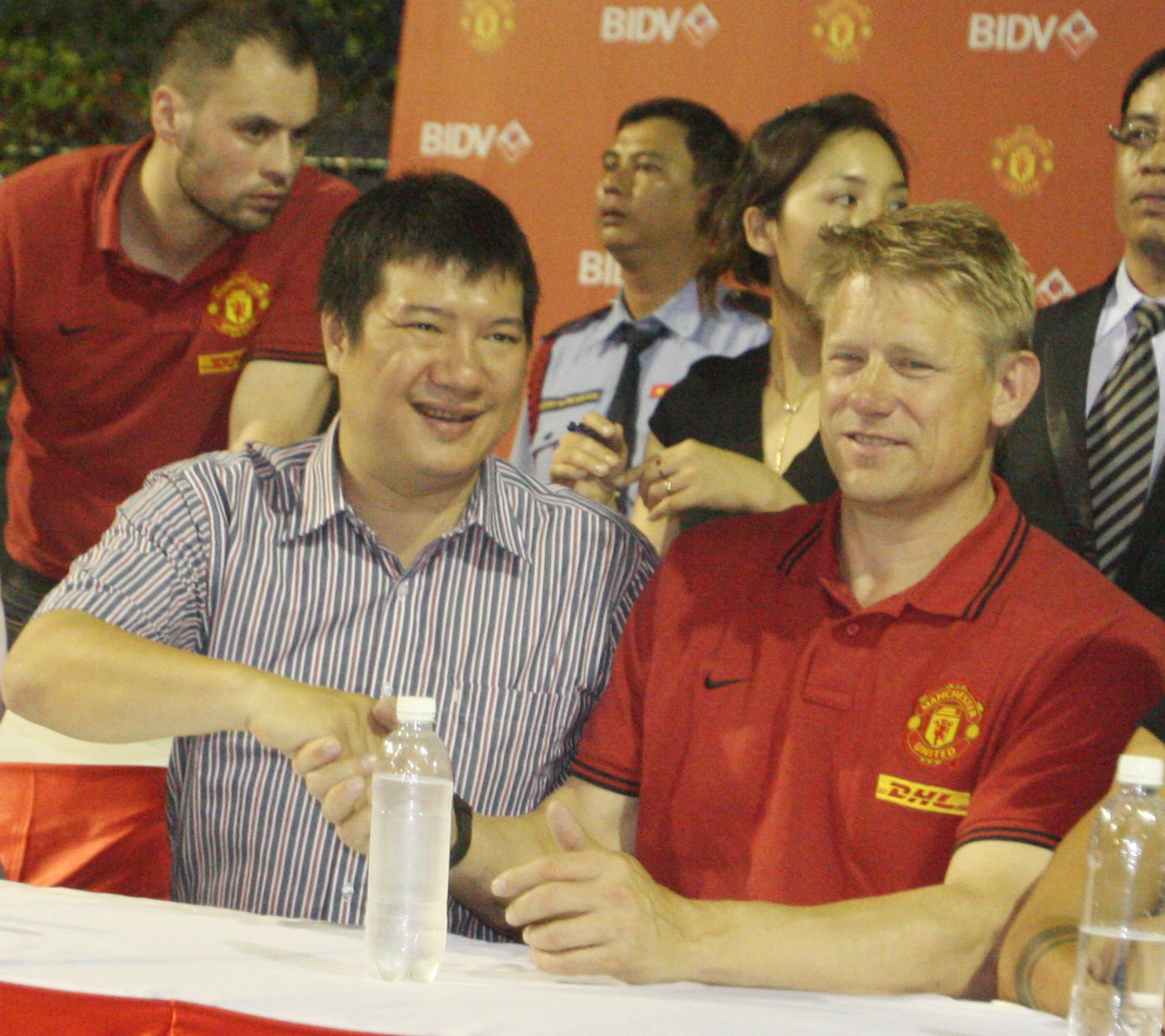 
	Peter Schmeichel ngồi cạnh cựu BLV bóng đá Quang Huy