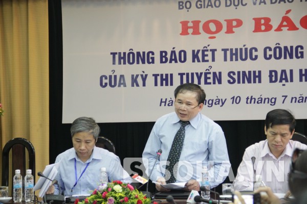 Thứ trưởng Bùi Văn Ga đại diện trả lời báo chí trong buổi họp báo chiều qua ngày 11/7.