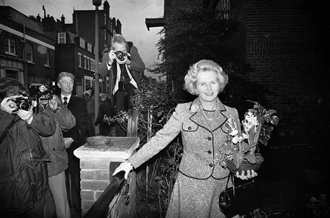 
	Bà Thatcher trong ngày đầu tiên giữ vai trò lãnh đạo Đảng Bảo Thủ (năm 1975).