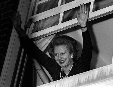 
	Bà Thatcher vui mừng đón nhận những lời chúc mừng sau khi đắc cử Thủ tướng nhiệm kì thứ Hai (năm 1983).