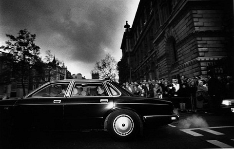 
	Bà Thatcher rời Downing Street sau khi mãn nhiệm năm 1990.