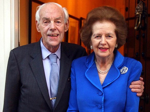 Mặc dù bận rộn nhiều công việc, song bà Thatcher vẫn dành thời gian cho chồng và con. Đây là một trong những bức ảnh bà chụp với chồng vào năm 2003, trước khi ông này qua đời