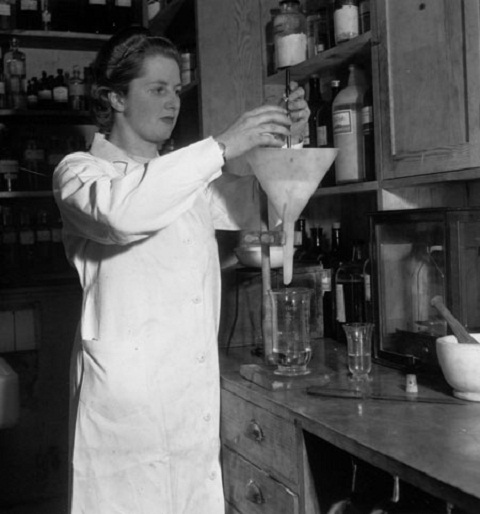 
	Margaret đang làm việc trong phòng thí nghiệm năm 1950, khi là một nhà nghiên cứu hóa học.