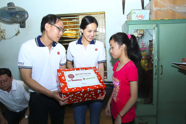 Mai Phương Thúy làm đội viên trong ngày Tết thiếu nhi