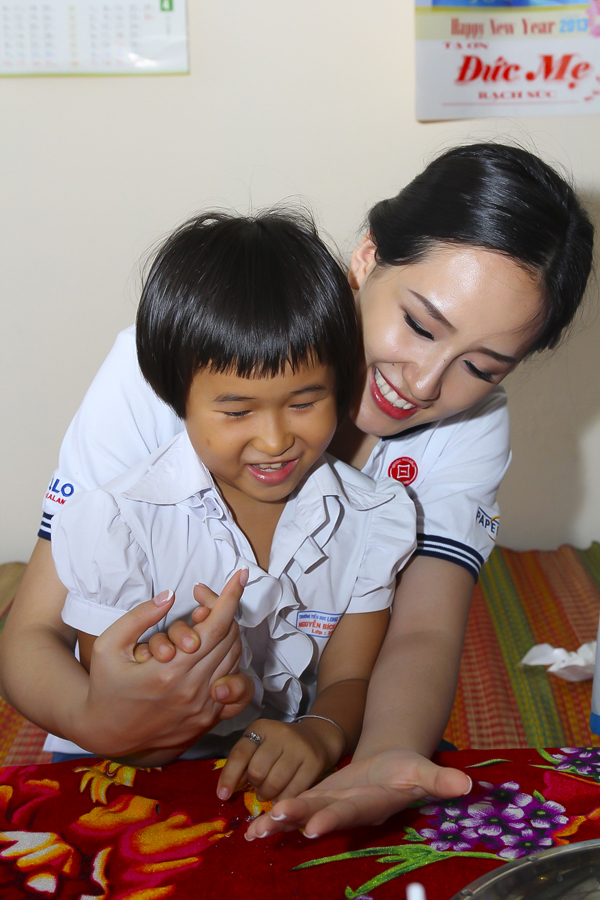 Mai Phương Thúy làm đội viên trong ngày Tết thiếu nhi