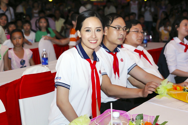 Mai Phương Thúy làm đội viên trong ngày Tết thiếu nhi