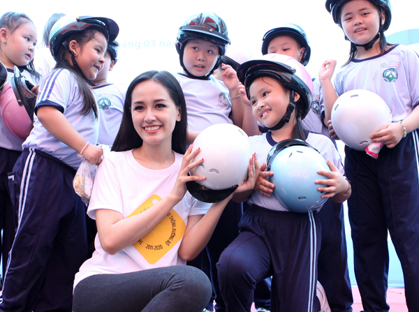 Sao Việt náo nức với  ngày hội "Bé yêu mũ bảo hiểm"