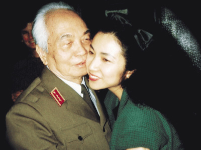 Tiana chụp ảnh cùng Đại tướng Võ Nguyên Giáp trong lần phỏng vấn.