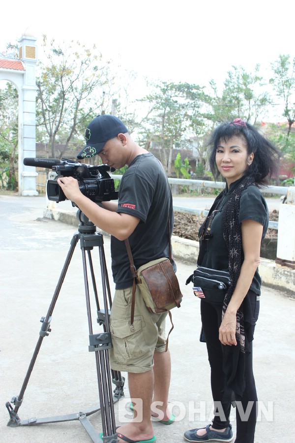 Nữ đạo diễn Tiana Thanh Nga quay cảnh phim tại làng An Xá, Lộc Thủy, Lệ Thủy, Quảng Bình để hoàn thành bộ phim Đại tướng và tôi.