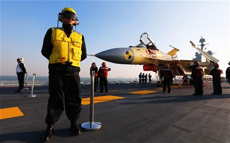 Tiêm kích J-15 trên boong tàu sân bay Liêu Ninh. Ảnh: Reuters.