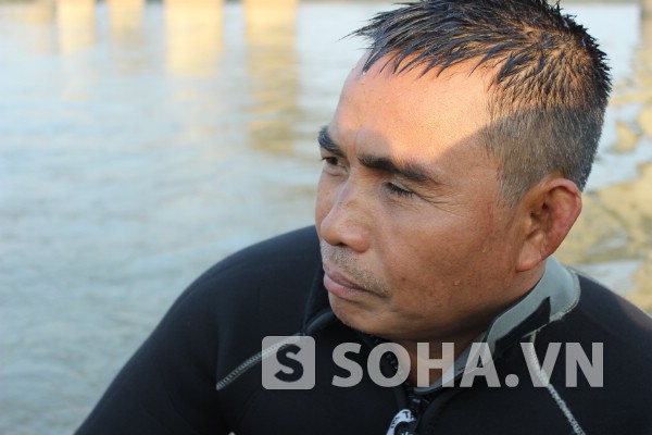 Ông Cường (40 tuổi), thợ lặn trực tiếp tham gia tìm kiếm thi thể chị Huyền vào chiều ngày 4/12 tại khu vực chân cầu Thanh Trì.