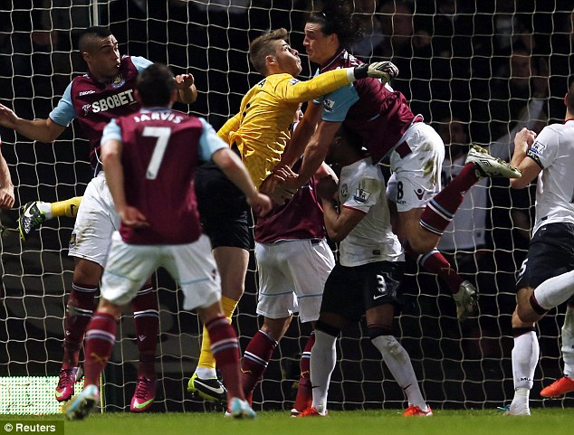 Sir Alex tím tái mặt mày đòi thẻ đỏ cho Andy Carroll