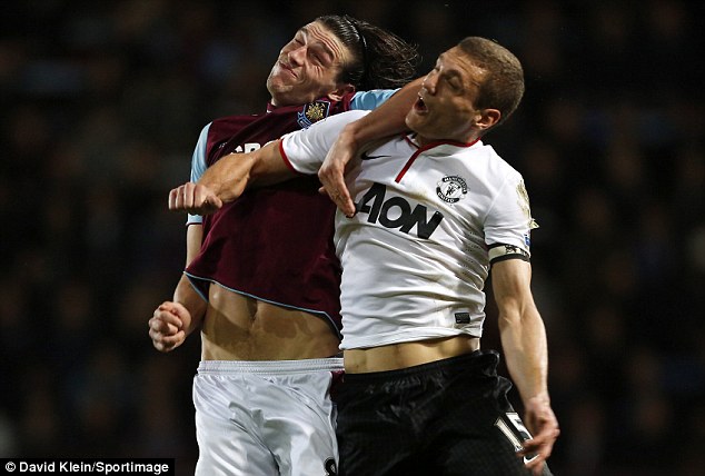 Sir Alex tím tái mặt mày đòi thẻ đỏ cho Andy Carroll