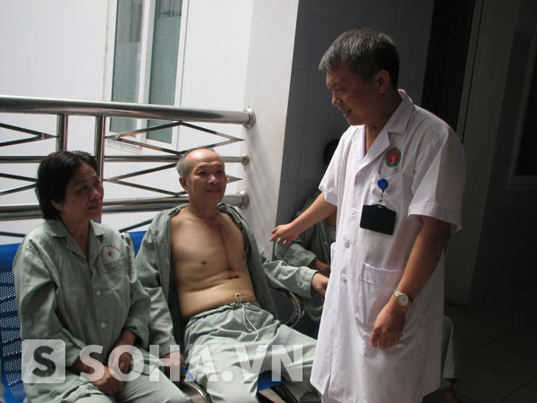 
	PGS.TS Lê Ngọc Thành, Giám đốc Trung tâm Tim mạch (Bệnh viện E) thăm hỏi bệnh nhân mổ tim.