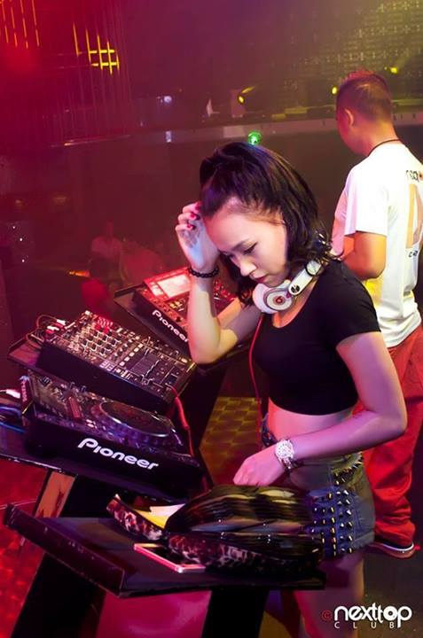 Ngắm DJ Tít 'quẩy tít' trên bar