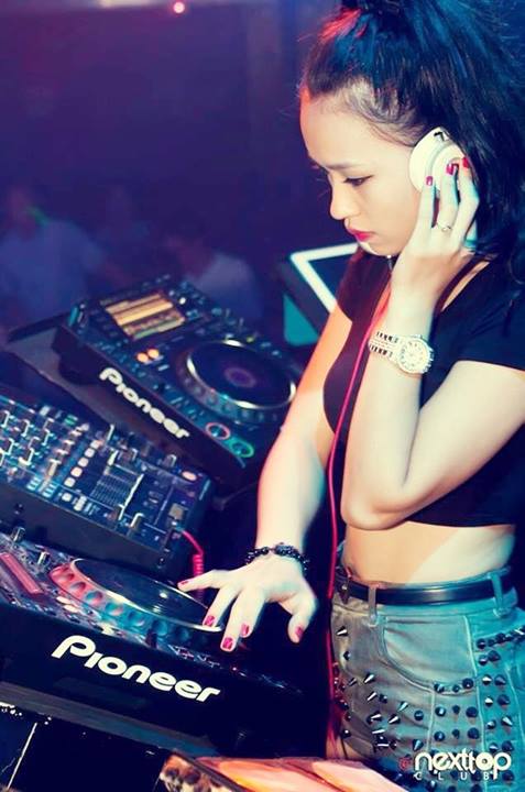 Ngắm DJ Tít 'quẩy tít' trên bar