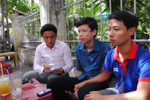 	Sĩ tử Nguyễn Văn Minh (giữa) (Nguồn: Infonet)
