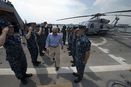 	Bộ trưởng quốc phòng Mỹ Hagel lên thăm chiến hạm USS Freedom lớp LCS tại Singapore ngày 2/6/2013