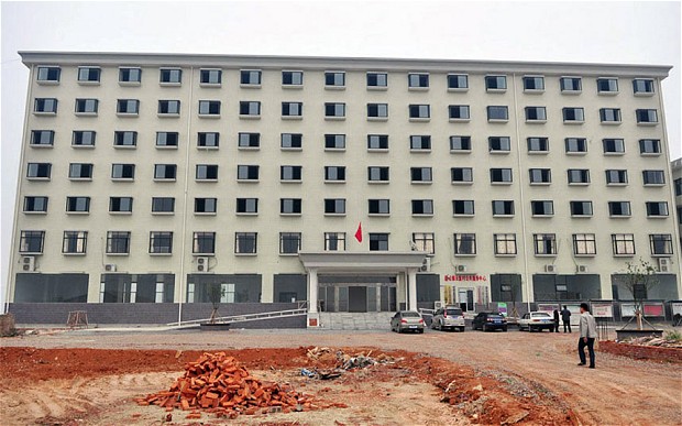  	Trụ sở làm việc cao 7 tầng của 8 cán bộ xã Yungai