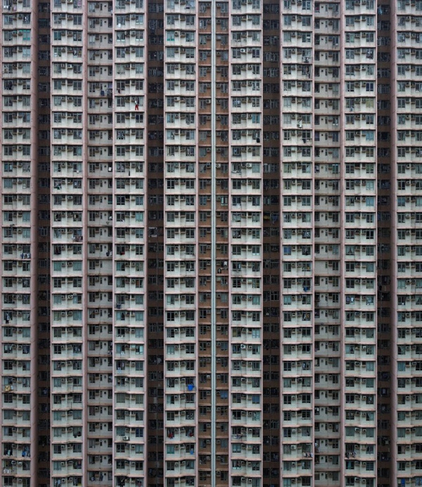 
	Hong Kong có diện tích chỉ hơn 1100km2 nhưng dân số lại lên tới hơn 7 tỉ người. Điều đó có nghĩa mật độ dân số nơi này là hơn 6000 người/km2.