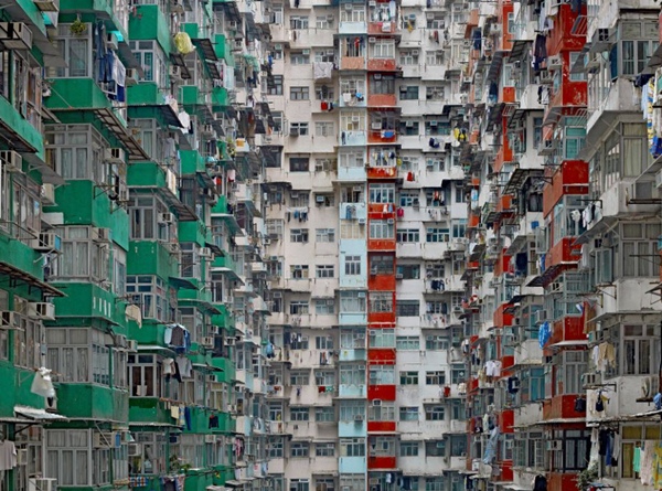 
	Trong các quận Sham Shui Po, Yau Tsim Mong và thành phố Kowloon, nhiều gia đình, người cao tuổi và những người thất nghiệp phải sống trong ngôi nhà chỉ lớn hơn một phòng vệ sinh chút ít.