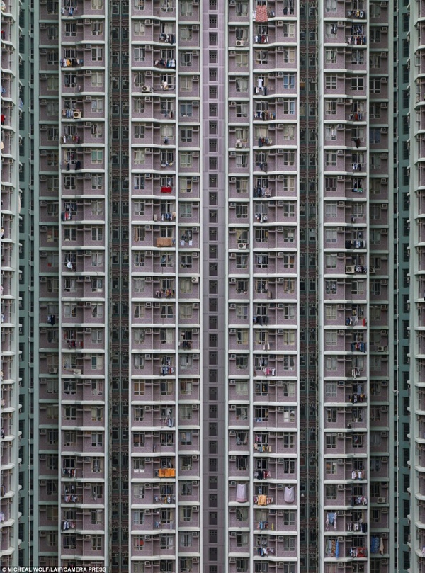 
	Việc dân số đông của Hong Kong và giá thuê nhà đắt đỏ đã dẫn đến sự thiếu hụt nhà ở và đang ảnh hưởng đến hàng trăm ngàn người nghèo nhất của thành phố, Soco cho biết.