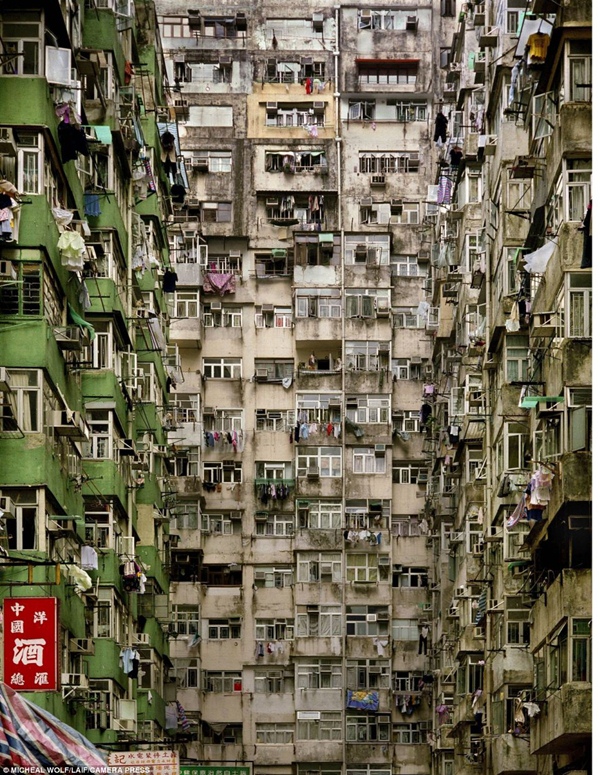 
	Mặc dù là một trong những thành phố giàu nhất thế giới nhưng, giá thuê cao ở Hong Kong cũng có nghĩa là nhiều người dân bắt buộc phải cùng gia đình sống trong không gian vô cùng chật chội.