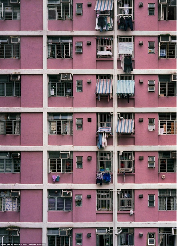 
	Hàng ngàn cư dân ở các căn hộ Hong Kong vẫn sinh hoạt hàng ngày trong phạm vi rất gần với các hàng xóm của họ.
