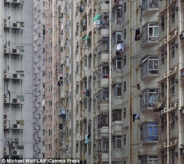 
	Các tổ chức từ thiện tại Hong Kong đã cảnh báo về khoảng cách ngày càng lớn giữa tầng lớp giàu có và số người sống trong nghèo đói ở nơi này.