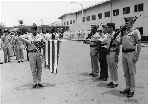  	Quân Mỹ hạ cờ tại trại Đa-vít vào ngày 29/3/1973 chấm dứt sự hiện diện của lính Mỹ ở Việt Nam
