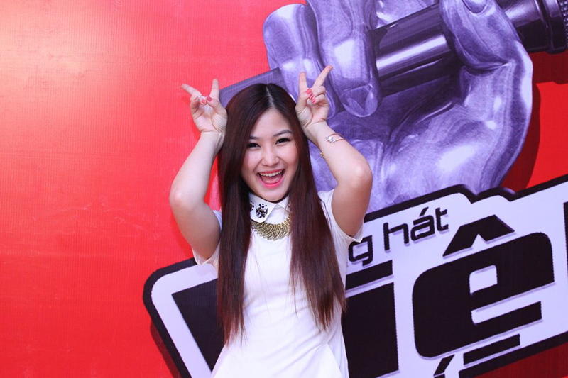 Hương Tràm nhí nhảnh bên thí sinh The Voice Kids