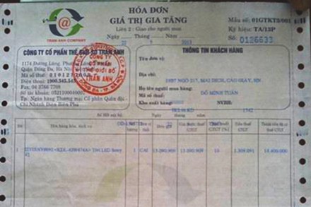 
	Hóa đơn xuất hàng của Trần Anh có ghi rõ mã hiệu sản phẩm anh Tuân mua là: TIVISNY0092 “KDL-42W674A” Tivi LED Sony.  Ảnh: Đức Nguyễn.