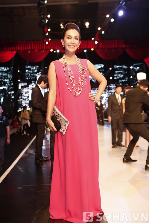 
	Diễn viên Diễm My cũng chọn tone hồng cho bộ váy suông nhẹ nhàng của mình.