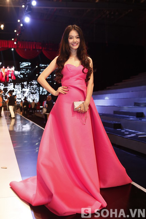 
	Váy dạ hội màu hồng với cách tạo khối đẹp mắt giúp Linh Chi thêm phần duyên dáng, đáng yêu.