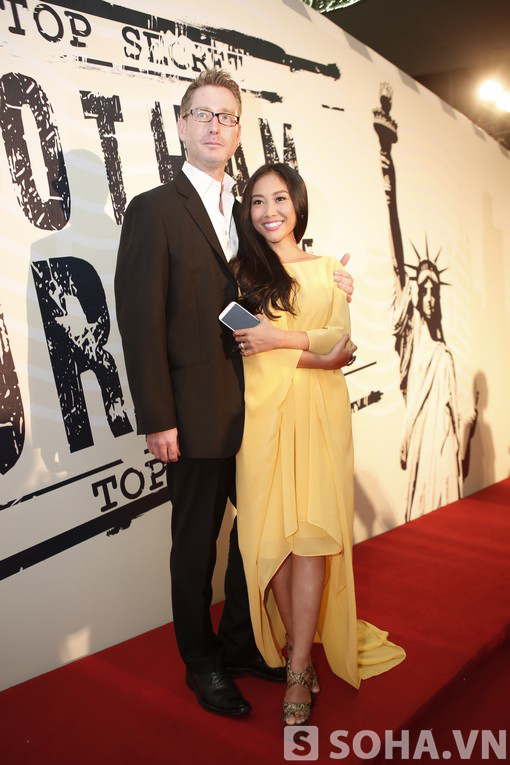 
	Đoan Trang mang đến cảm giác mát dịu với váy over size trên tone vàng mơ.