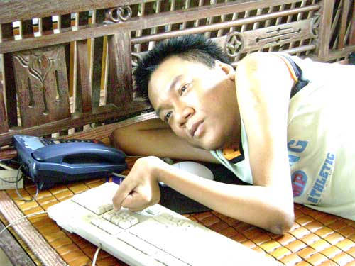 Nhà thơ Trần Hồng Giang, chàng trai bị liệt là hội viên Hội Văn học Nghệ thuật tỉnh Nam Định.