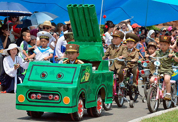 	Ngày 1/6 hàng năm, trẻ em Triều Tiên lại được mặc quân phục, tham gia diễu hành, nhằm thể hiện tinh thần yêu nước và sẵn sàng chống kẻ thù.