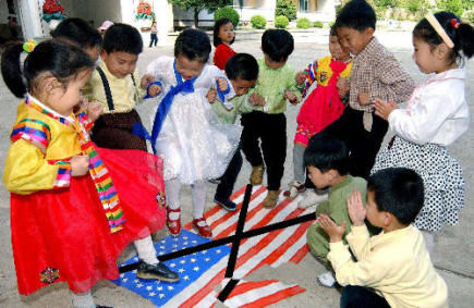 	Trẻ em Triều Tiên vui vẻ giẫm lên cờ Mỹ.