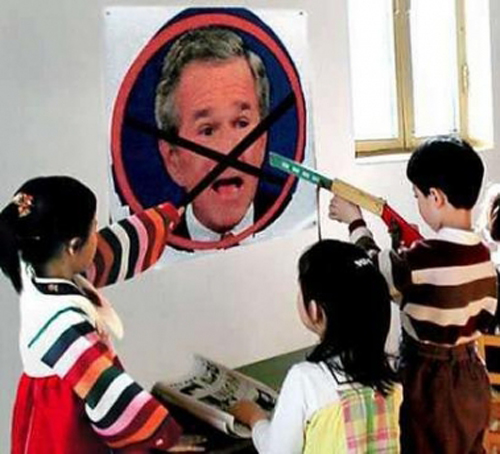 	Những học sinh tại trường mẫu giáo Manjun (Shinwiju, Pyongan-Budo, Triều Tiên) đang chơi trò bắn súng đồ chơi vào bức chân dung Tổng thống Mỹ thời bấy giờ, George Bush. Bức ảnh được hãng thông tấn Triều Tiên KCNA công bố vào tháng 5/2005.