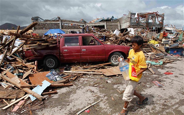  	Siêu bão Haiyan đang khiến người dân Tacloban khốn đốn vì thiếu lương thực trầm trọng. 