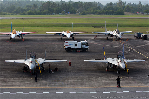 Màn trình diễn đỉnh cao của Su-27/30 và MiG-29 tại LIMA-2013 (P2)