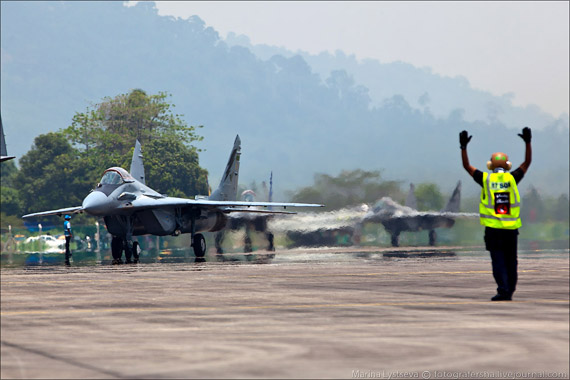 Màn trình diễn đỉnh cao của Su-27/30 và MiG-29 tại LIMA-2013 (P2)